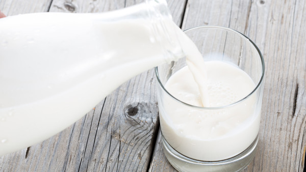 睡前喝牛奶有哪些健康益处？盘点睡前喝牛奶的7大好处