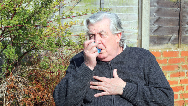 过敏性哮喘的症状表现有哪些？过敏性哮喘怎么治疗有效果？