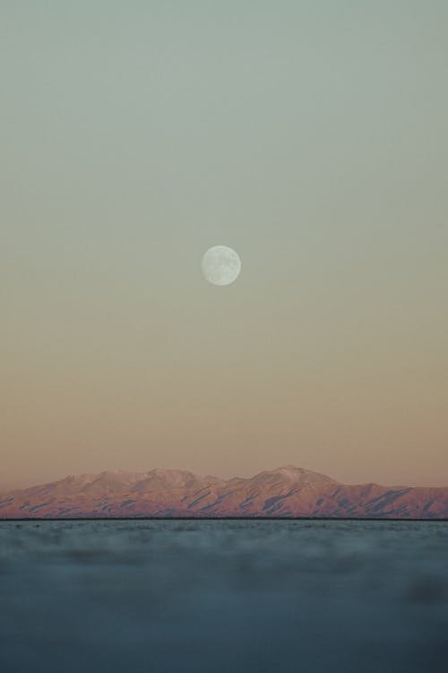 内蒙月亮湖旅游攻略（带你领略内蒙古最美的湖泊）