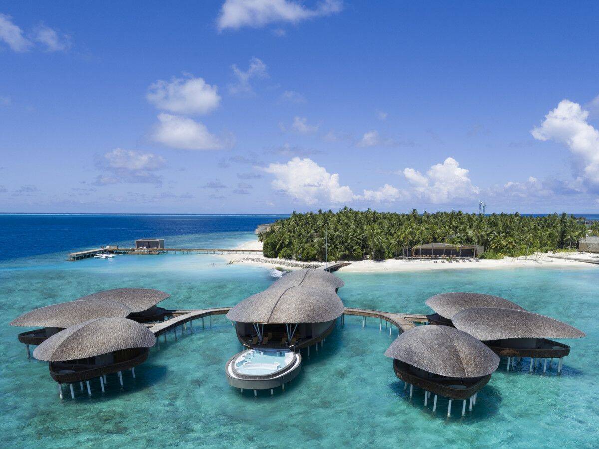 马尔代夫岛阿雅达岛攻略（惊艳蓝色海水与豪华度假村）