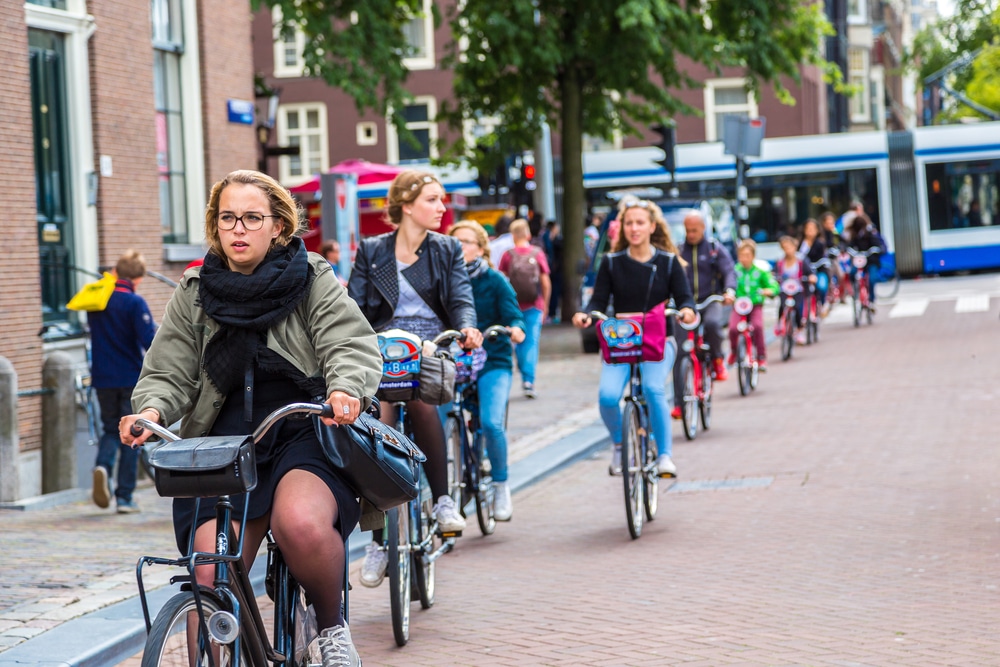 到荷兰旅游要多少费用，去荷兰读高中费用？